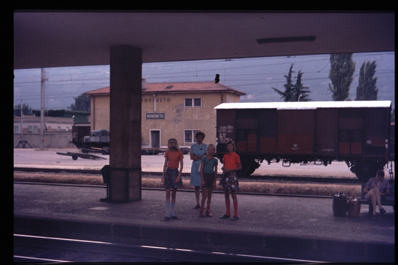 14.Rovereto jul 1975 Mama,Brigitte,Marion,Peter.JPG